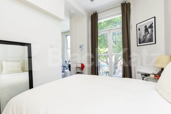 Modern studio set within a large period house mins to tube and shops Sutherland Avenue, Maida Vale